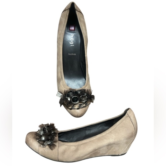 HOGL NWOT  7 Suede wedges with stone/feather embellishments - Picture 1 of 15